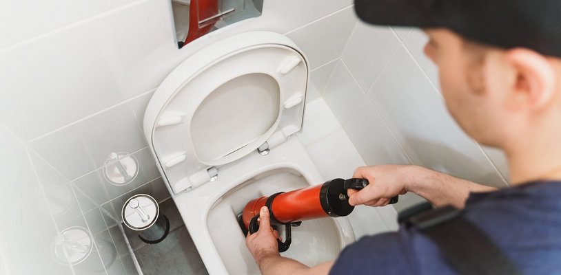 Mieter ruft Handwerker wegen kaputter Toilette: Wer muss zahlen?